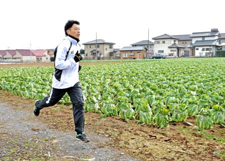 　白菜畑の脇を黙々と走り込む石崎（撮影・園田高夫）