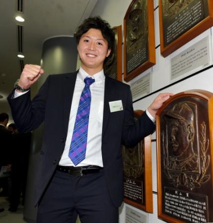 村山実のレリーフの前で活躍を誓う横山＝東京都文京区の野球殿堂博物館