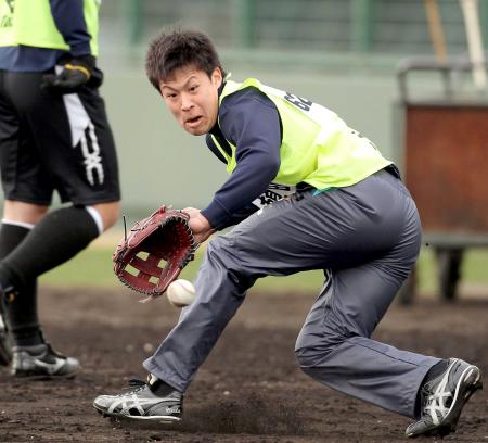 　ノックのボールに食らいつく植田