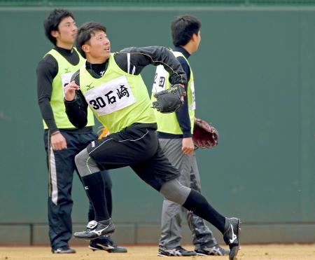 外野ノックでボールを追う石崎（撮影・田中太一）