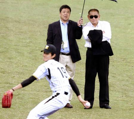 　１３年の春季キャンプで藤浪の投球練習を見る江夏豊氏（右奥）