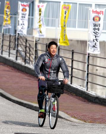 　自転車で球場から宿舎へ戻る横田（撮影・保田叔久）