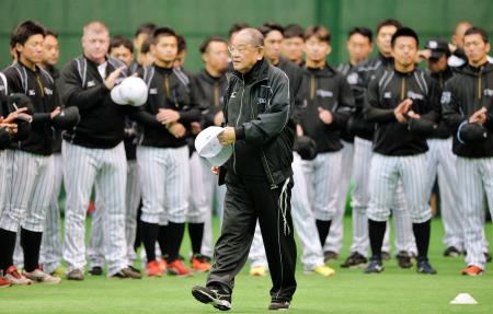 　ナインにあいさつした江夏臨時コーチ（中）＝撮影・西岡正