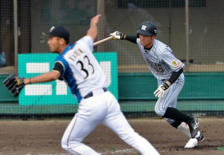 ５回、西田は右線タイムリー二塁打を放つ（投手・矢貫）