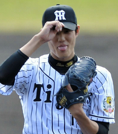 １回にいきなり失点した藤浪がマウンドで舌を出す＝宜野座（撮影・園田高夫）