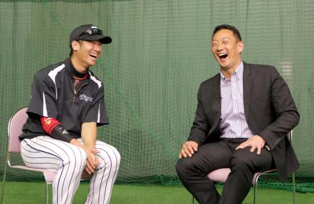 　金本知憲氏（右）との対談で話が盛り上がり笑顔を見せる西岡