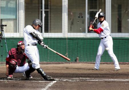 　１回、鳥谷は左前打を放つ。右は西岡（撮影・棚橋慶太）