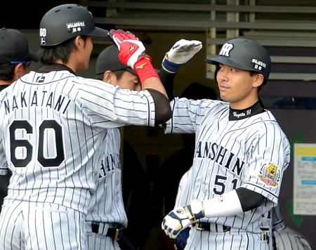 　９回、右越え２ランを放った伊藤隼は、共に生還した中谷（左）と敬礼（撮影・吉澤敬太）