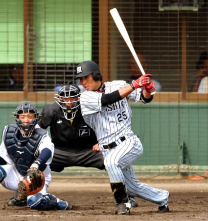 ５回阪神２死満塁、江越大賀は中前に２点適時打を放つ＝北谷（撮影・吉澤敬太）