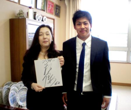 卒業式後、夏川理事長にサイン色紙をプレゼントする植田