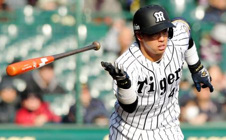 　７回、梅野は右前打を放つ