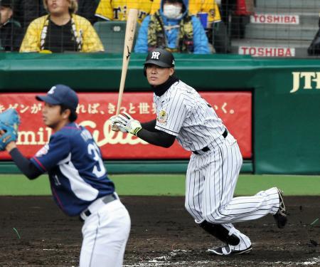 　３回、右前適時打を放つ福留（投手・岩尾）
