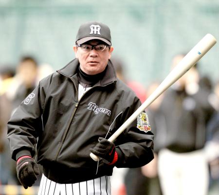 　バットを手に練習を見る和田監督（撮影・田中太一）