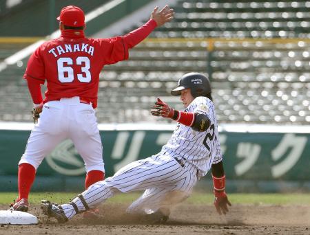 　４回、二塁打を放ち滑り込む江越。遊撃手・田中（撮影・田中太一）