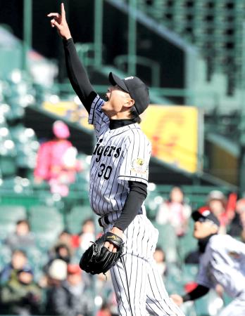 　７回、打球の方向を指さす石崎（撮影・棚橋慶太）