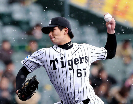 雪が降る中、力投する阪神・岩崎優＝甲子園（撮影・棚橋慶太）