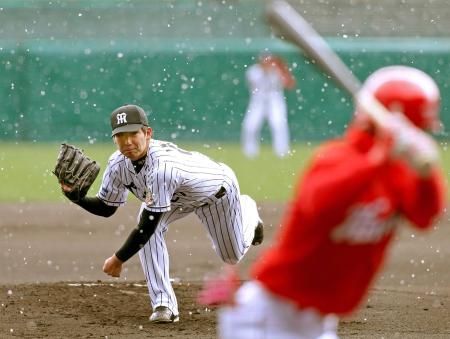 　　雪が舞う中で　力投し、５回１失点と好投した岩崎