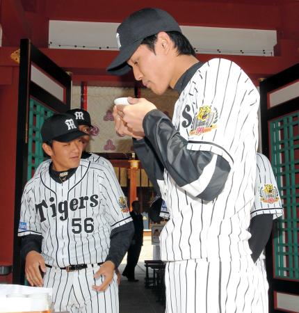 　必勝祈願を終え御神酒を口にする藤浪（撮影・保田叔久）