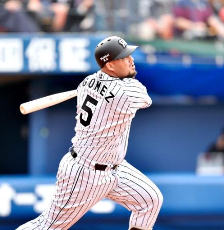 ５回、右前へタイムリーを放つゴメス（撮影・園田高夫）