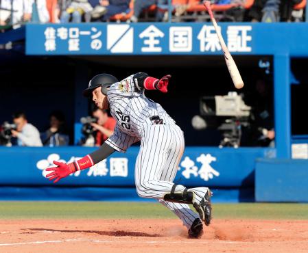 　８回、江越は左線に二塁打を放つ（撮影・棚橋慶太）