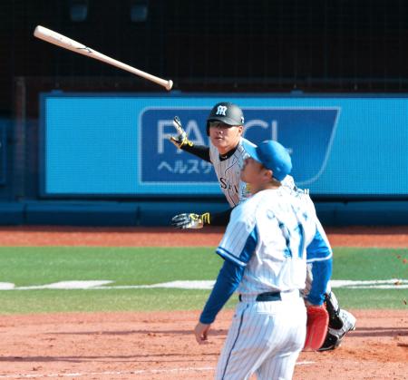 　８回、福留は右越えにソロを放つ（投手・岡島）（撮影・西岡正）