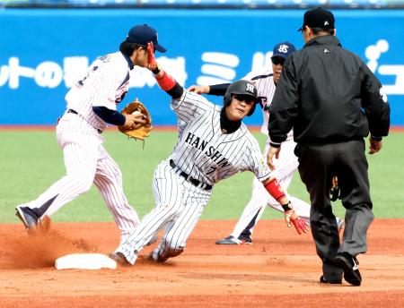４回、西岡は二塁へ滑り込み、セーフをアピール（撮影・棚橋慶太）