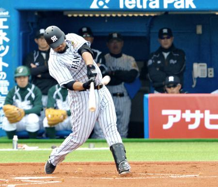 ２回、ゴメスは左越えソロを放つ（撮影・西岡正）