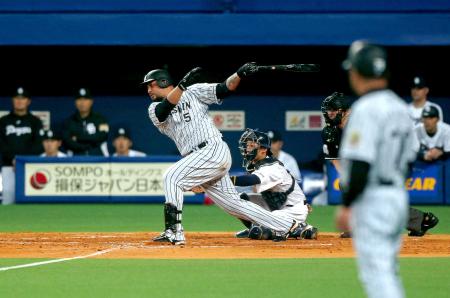 ４回、中前へタイムリーを放つゴメス（撮影・棚橋慶太）