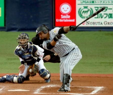 ７回、空振り三振に倒れるゴメス＝京セラドーム