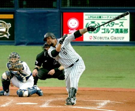 　９回、４打席連続で三振に倒れたゴメス（撮影・田中太一）