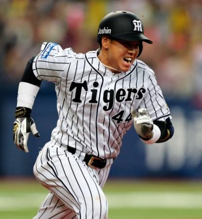 ５回阪神２死満塁、阪神・梅野隆太郎は適時打を放ち笑顔で一塁へ向かう＝京セラドーム（撮影・棚橋慶太）