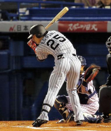 　７回、プロ初打席で死球を受ける江越