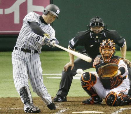 　２回阪神１死二塁、福留が先制の中前打を放つ。捕手阿部＝東京ドーム