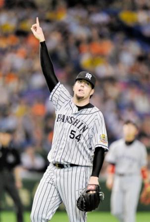 ７回２死、坂本を一邪飛に仕留め舌なめずりをしながら天を指さすメッセンジャー＝東京ドーム（撮影・園田高夫）