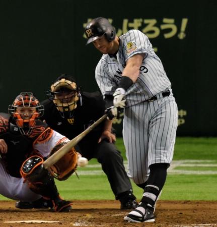 ４回阪神２死三塁、マット・マートンは左前に適時打を放つ＝東京ドーム