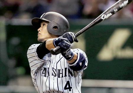 　７回、左越え２ランを放つ上本（撮影・飯室逸平）