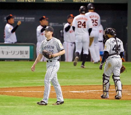 　６回、坂本に２点適時打を浴び、がっくりの石崎（手前左）と梅野（撮影・堀内翔）