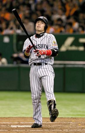 　８回、空振り三振に倒れる江越（撮影・飯室逸平）