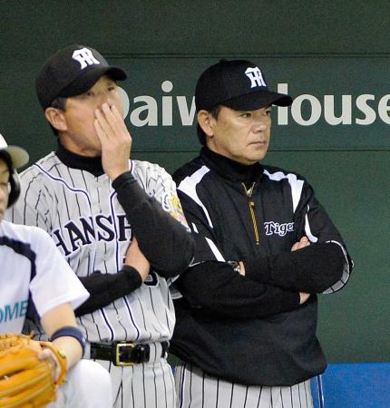 　厳しい表情で試合を見守る平田ヘッドコーチ（左）と和田監督