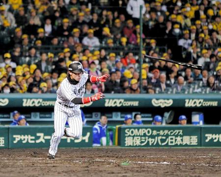 　５回、右前打を放つ江越（撮影・棚橋慶太）