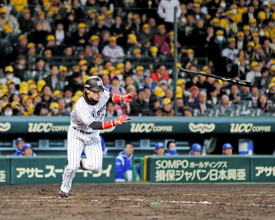 　５回、右前打を放つ江越（撮影・棚橋慶太）