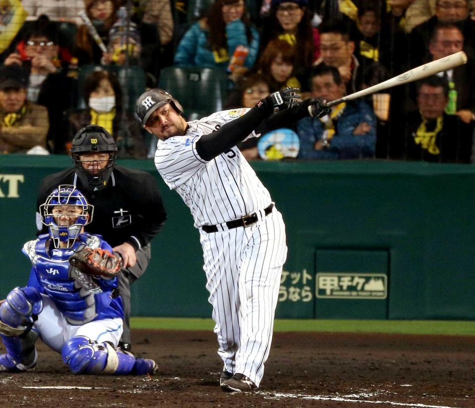 　５回、左線へ適時二塁打を放つゴメス（撮影・田中太一）