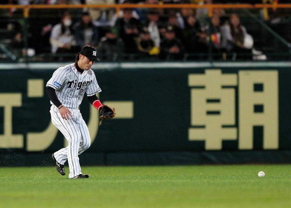 　５回、江越は梶谷の打球を判断ミスし二塁打としてしまう（撮影・棚橋慶太）