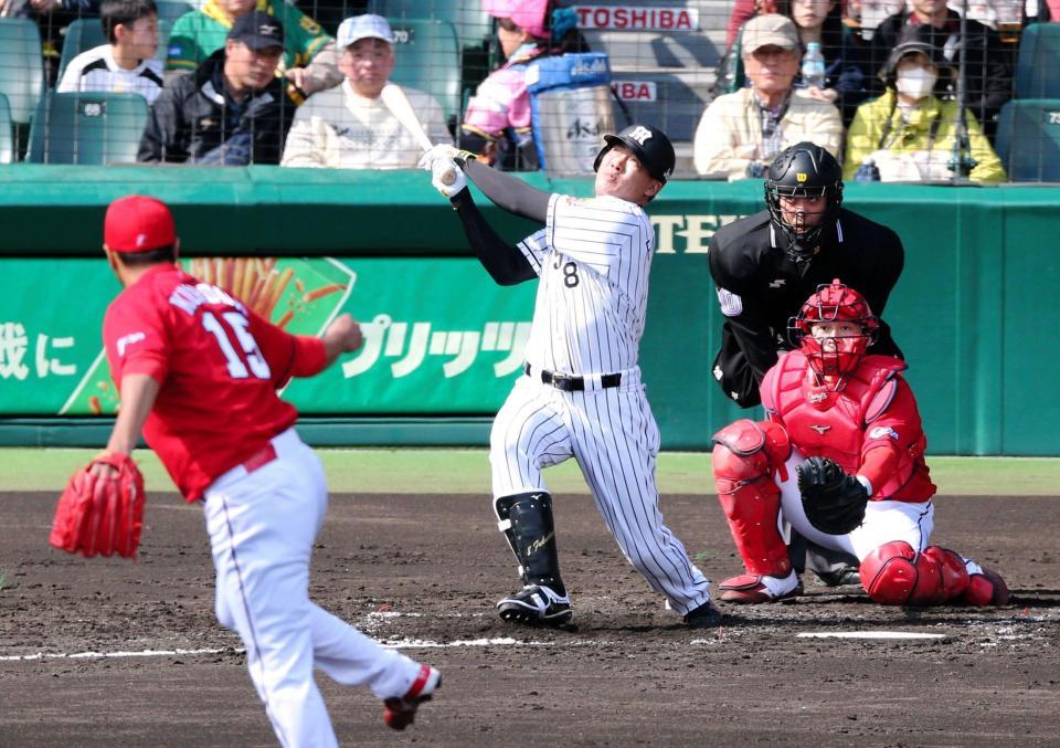 　２回、阪神・福留は右越えソロを放つ（投手・黒田）