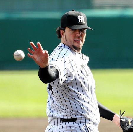 　２回、先制を許したメッセンジャーは審判からのボールを素手でつかむ（撮影・飯室逸平）