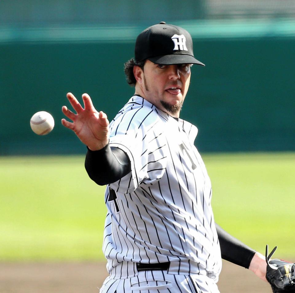 　２回、先制を許したメッセンジャーは審判からのボールを素手でつかむ（撮影・飯室逸平）