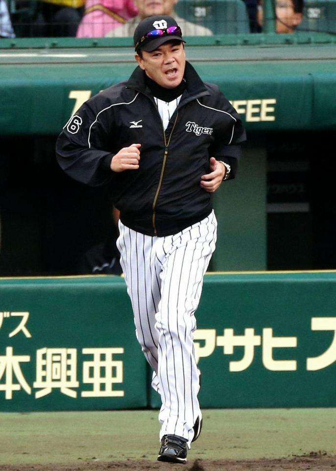 　９回、内野安打の判定にベンチから飛び出す阪神・和田監督
