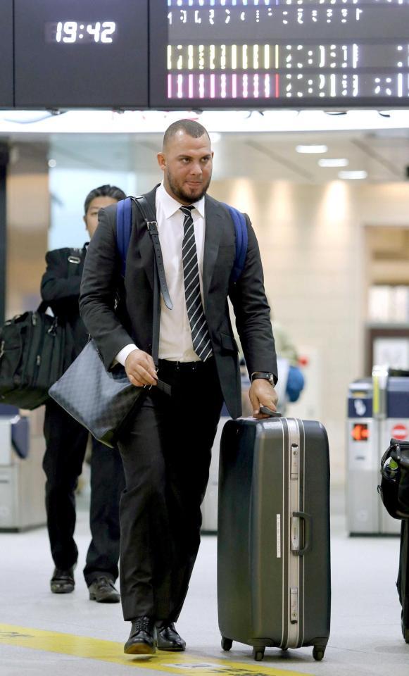 新幹線で名古屋へ向かうゴメス