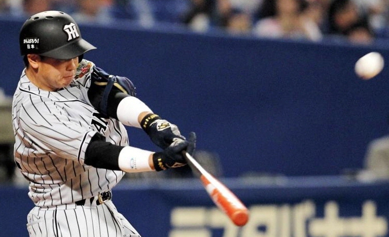 ３回阪神、梅野が右中間に先制ソロ本塁打を放つ＝ナゴヤドーム（撮影・保田叔久）