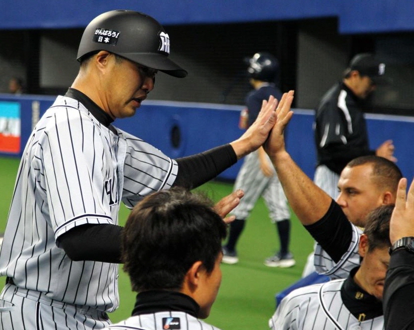 ８回に同点打を放ちナインとハイタッチする阪神・関本賢太郎＝ナゴヤドーム（撮影・棚橋慶太）